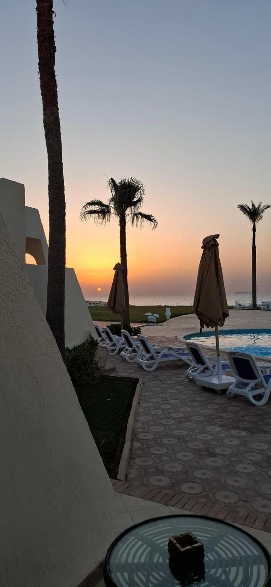 Borg El Arab Beach Resort Luaran gambar Sunset at the hotel