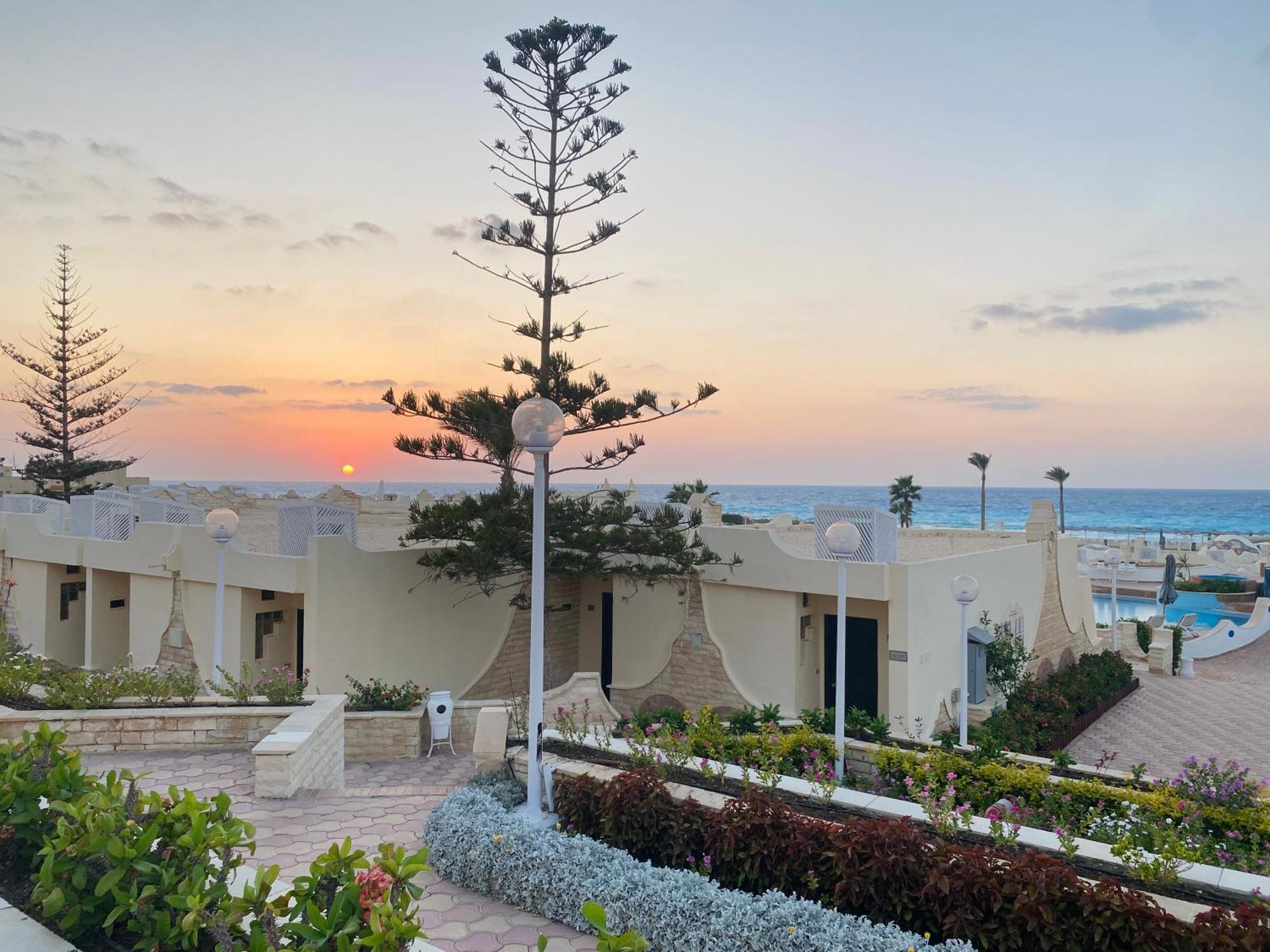 Borg El Arab Beach Resort Luaran gambar Sunset at the hotel