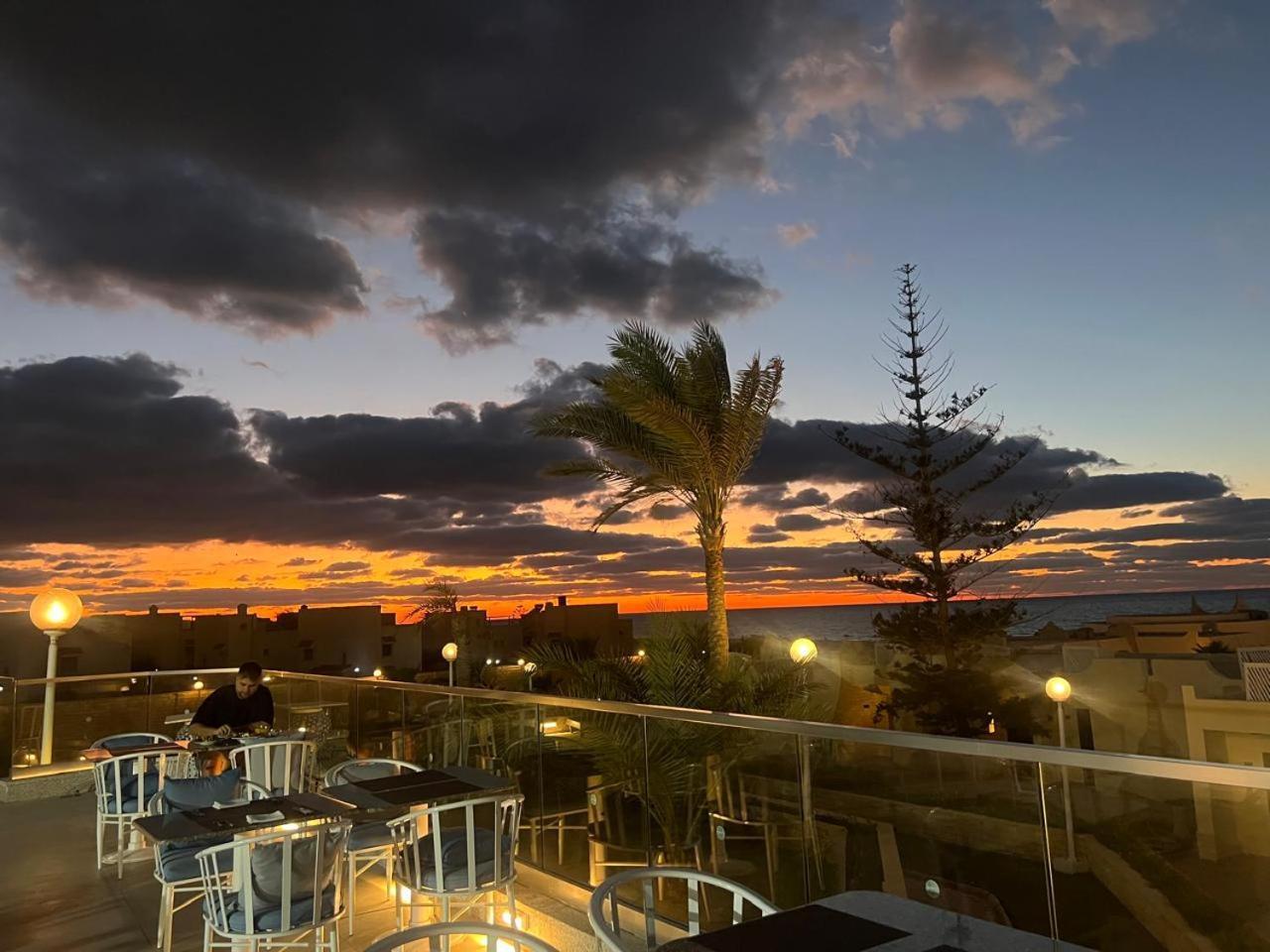 Borg El Arab Beach Resort Luaran gambar Sunset at the beach